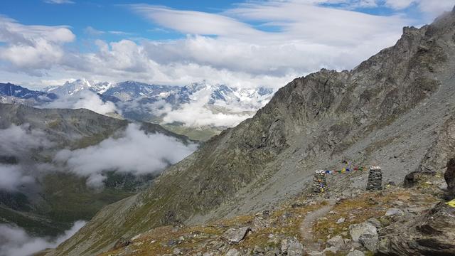 wir steigen nun nicht wieder direkt ins Tal hinunter, sondern werden über den Panoramaweg über die Pointe de Penne wandern