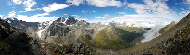 super schönes Breitbildfoto. Die Sicht reicht vom Glacier de Valsorey, Mont Vélan bis ins Trientgebiet