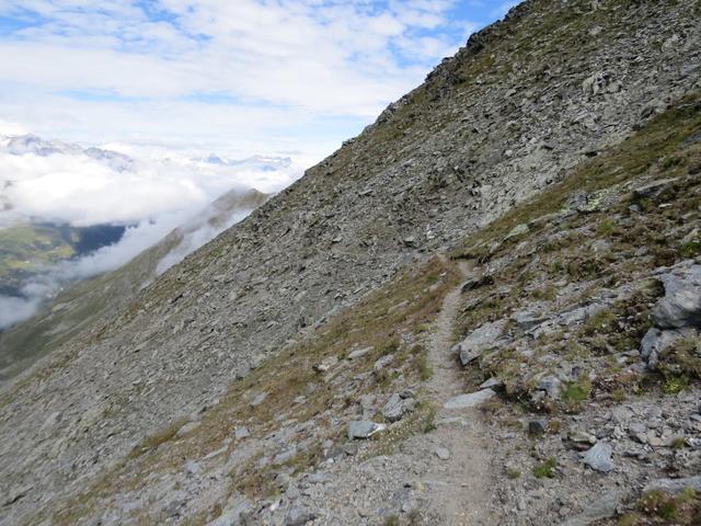 der Bergweg führt uns nun alles am Geröllhang des Les Botseresses entlang