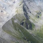 Blick auf die Seitenmoräne des Glacier de Tseudet und die oben liegende Cabane du Vélan