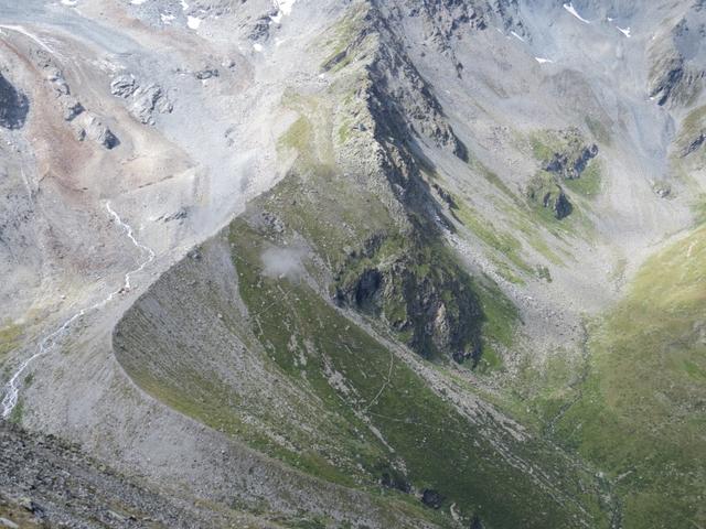 Blick auf die Seitenmoräne des Glacier de Tseudet und die oben liegende Cabane du Vélan
