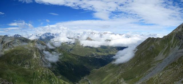 schönes Breitbildfoto mit Blick Richtung Mont Dolent, Tour Noir, Aiguille d'Argentiere und Aiguille du Tour