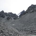 Blick über die Steinwüste von Grande Penna zum Col des Maisons Blanches und zum Combin du Meitin