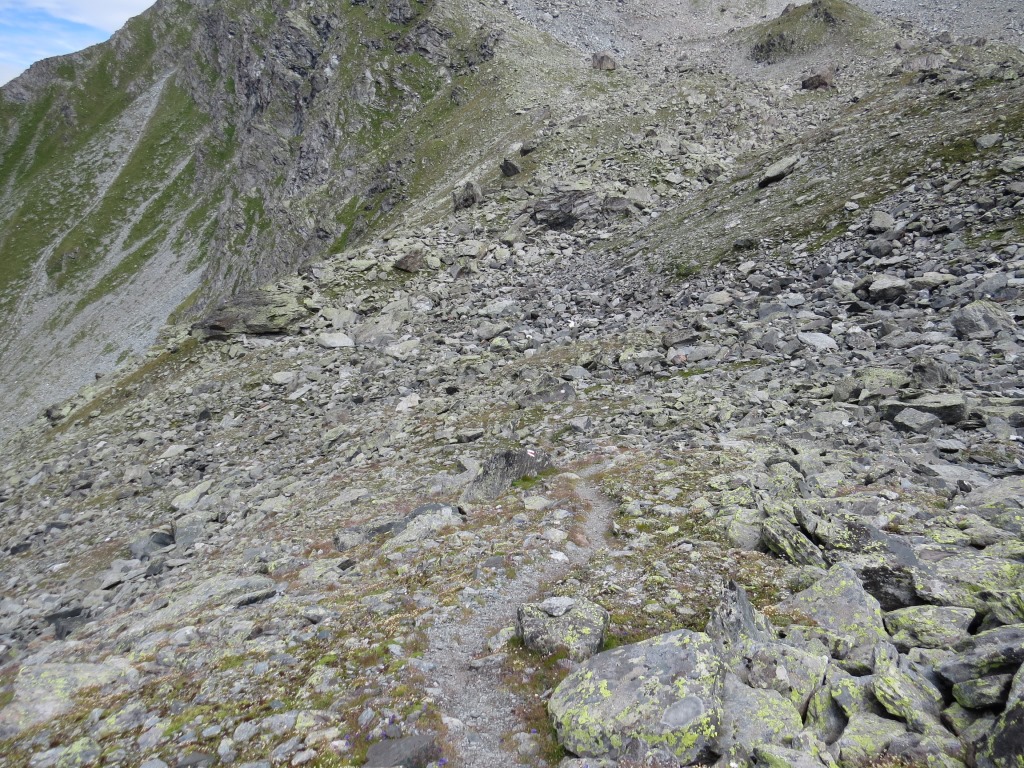 ...zieht der Bergpfad nun linkerhand wieder leicht abwärts