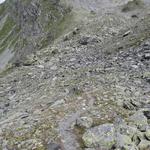 ...zieht der Bergpfad nun linkerhand wieder leicht abwärts