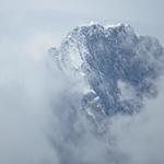 der Grandes Jorasses taucht zwischen den Wolken hervor