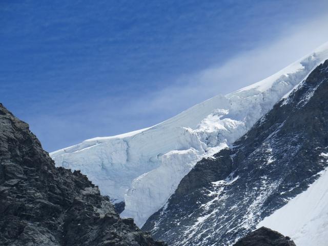 Blick auf die riesigen Eisabstürze des Combin de Valsorey