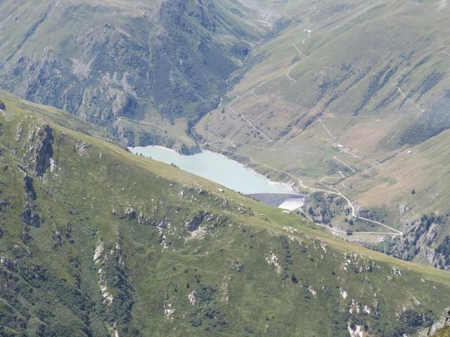 Blick auf den Stausee von Lac des Toules. Die Via Francigena führt dort hindurch zum Grosser St.Bernhard