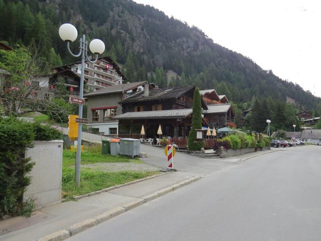 wir laufen durch das schön gelegene Champex-Lac und erreichen das mitten im Ortszentrum gelegene, Restaurant Relais de Campagne