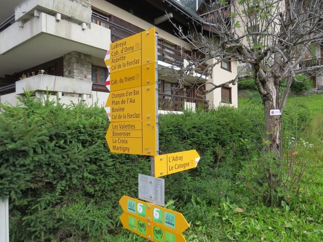 direkt neben dem Restaurant 1468 m.ü.M. biegt der Wanderweg von der Hauptstrasse rechts ab...