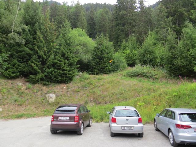 vorbei am Höhenweg gelegene grosse Parkplatz...