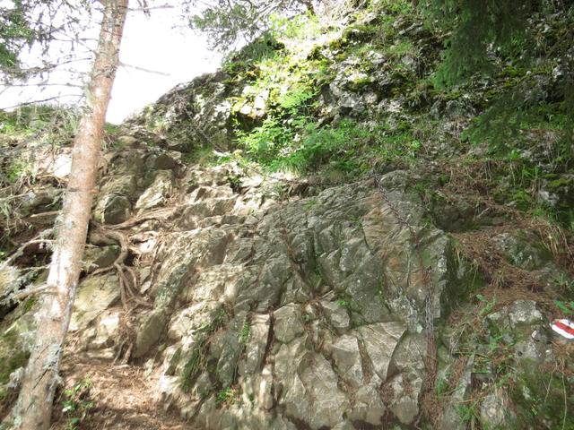 Felsen werden mit Hilfe von Ketten einfacher überwunden