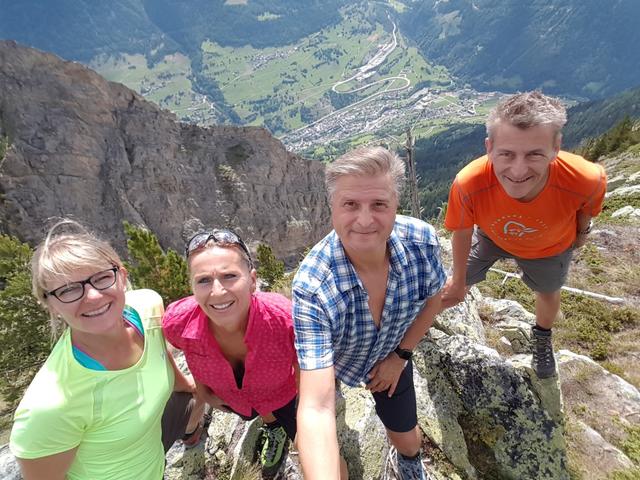 tief unter uns das Val d'Entremont und das Val Ferret