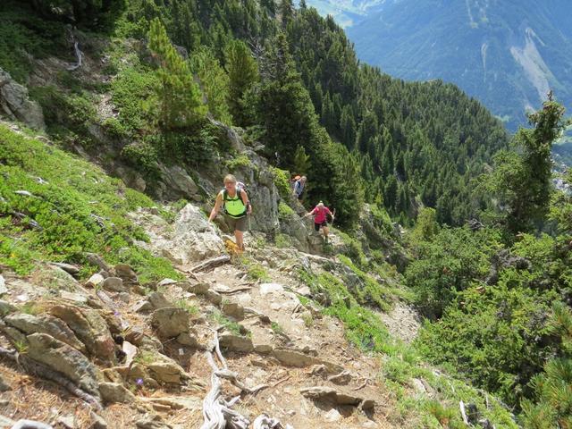 der Weg führt auf fast gleichbleibender Höhe nun über schmale Bergwege