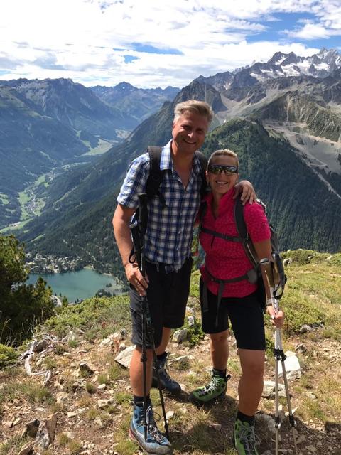 Erinnerungsfoto mit Uli und Hanspi auf der Aussichtsterrasse von Replat de Fratsay