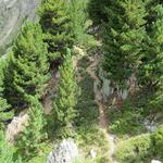 der Bergpfad durchquert nun die schrofige und steile Westflanke der Pointe des Chevrette