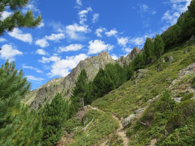 bei Nässe oder Schnee sollte man diese Bergtour nicht durchführen. Richtig ausgesetzt ist es aber nie