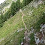 der Bergpfad verlangt nun bei 2-3 Stellen sogar etwas Handanlegen. Steil schiessen die Bergflanken in die Tiefe