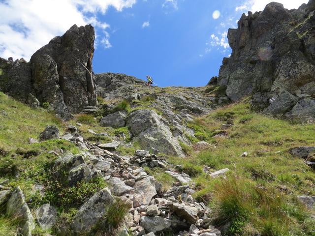 Blick hinauf zum Durchgang