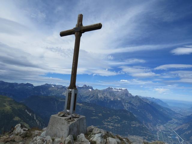 überglücklich und voller Stolz stehen wir schweissgebadet endlich auf dem Le Catogne 2598 m.ü.M.