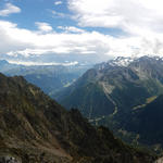 schönes Breitbildfoto mit Blick zum Grand Combin, Mont Vélan und Trientgebiet