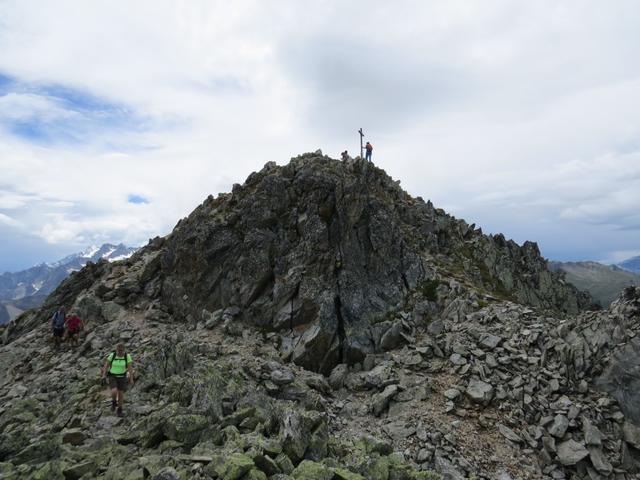 nach einer längeren Pause nehmen wir den Abstieg unter die Füsse. der nicht gleich ist wie der Aufstieg