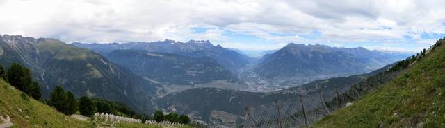 sehr schönes Breitbildfoto mit Blick in das Rhonetal und Martigny