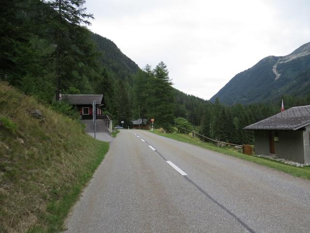 ... und danach über die Hauptstrasse, erreichen wir Le Marioty