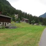 nach dem überqueren der Hauptstrasse, geht über ein Strässchen nach Champex d'en Bas 1375 m.ü.M. + Champex d'en Haut 1483 m.