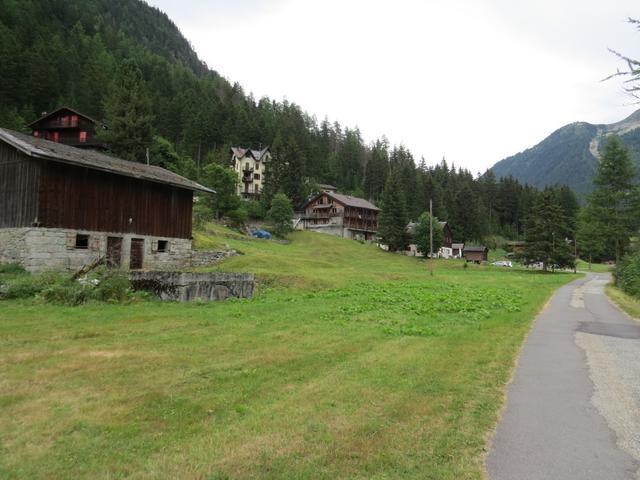 nach dem überqueren der Hauptstrasse, geht über ein Strässchen nach Champex d'en Bas 1375 m.ü.M. + Champex d'en Haut 1483 m.