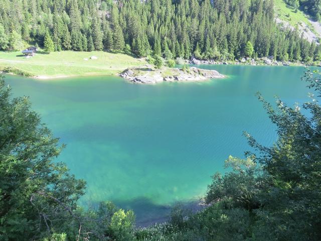 gemütlich zieht der Weg nun über dem Ufer des Sees nach links...