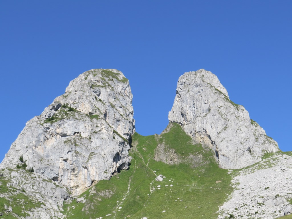 treffender könnte dieser Berg nicht benannt sein. Les Jumelles (die Zwillinge)