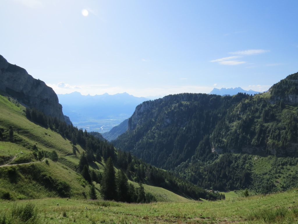 Blick von der Alp Les Crosses über Taney ins Rhonetal