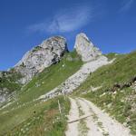 bei Punkt 1810 m.ü.M. links abbiegend, geht es weiter auf dem breiten Weg in Serpentinen...