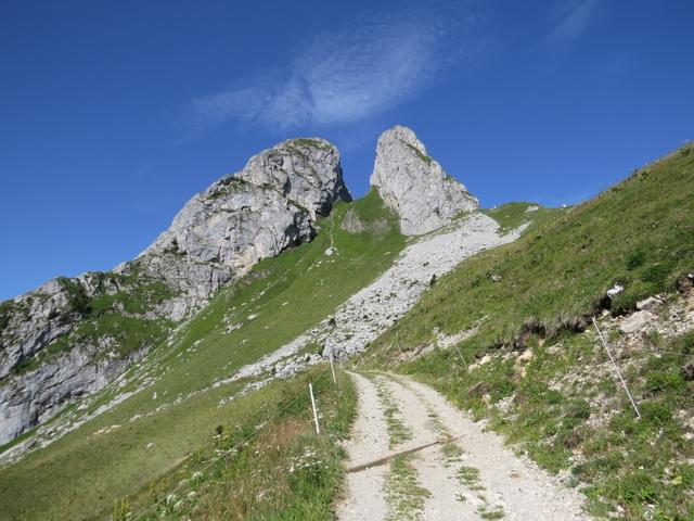 bei Punkt 1810 m.ü.M. links abbiegend, geht es weiter auf dem breiten Weg in Serpentinen...