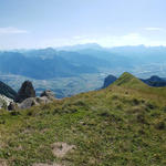 sehr schönes Breitbildfoto aufgenommen auf dem Grammont. Links der Genfersee. Rechts das Rhonetal