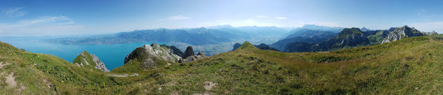 sehr schönes Breitbildfoto aufgenommen auf dem Grammont. Links der Genfersee. Rechts das Rhonetal