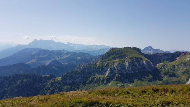 schönes Breitbildfoto mit Blick zu den Dents du Midi und das Mont Blanc Massiv