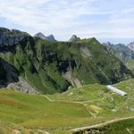 schönes Breitbildfoto mit Blick auf die Alp Voyis