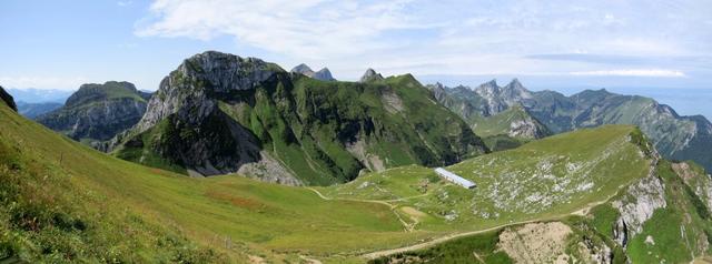 schönes Breitbildfoto mit Blick auf die Alp Voyis