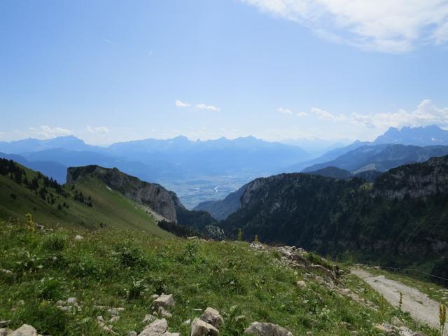 Blick vom  Col des Crosses 1971 m.ü.M. ins Rhonetal...