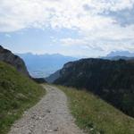 mit Blick ins Rhonetal, lassen wir die Alpgebäuden von Les Crosses 1738 m.ü.M. hinter uns