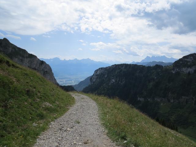 mit Blick ins Rhonetal, lassen wir die Alpgebäuden von Les Crosses 1738 m.ü.M. hinter uns