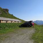 beim grossen Parkplatz schultern wir unsere Rucksäcke und starten unsere heutige Wanderung