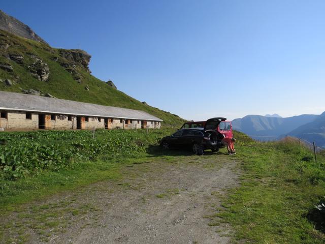 beim grossen Parkplatz schultern wir unsere Rucksäcke und starten unsere heutige Wanderung