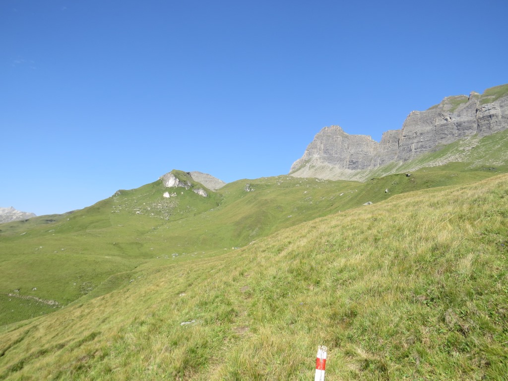 der Wanderweg läuft auf die wie ein Riegel aufgebaute nackte Felsbarriere zu...