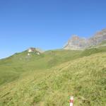 der Wanderweg läuft auf die wie ein Riegel aufgebaute nackte Felsbarriere zu...