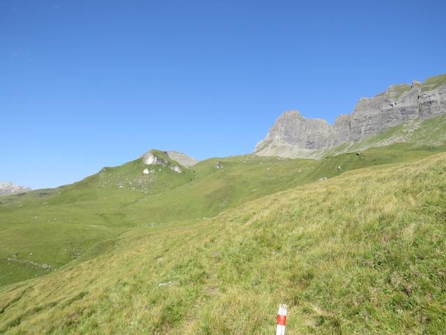 der Wanderweg läuft auf die wie ein Riegel aufgebaute nackte Felsbarriere zu...