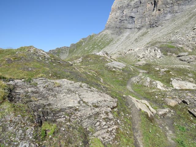 immer an Höhe gewinnend wanderten wir weiter über Alpweiden und erreichten danach Punkt 2746 m.ü.M...