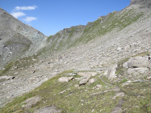 wir lassen die grünen Alpweiden hinter uns, traversieren einen gerölligen Schutthang...